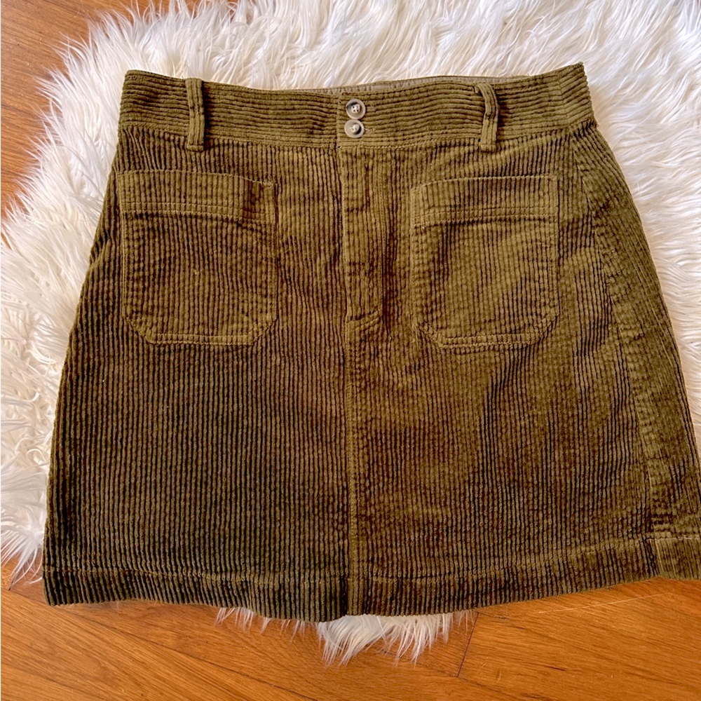 Madewell Green Corduroy mini skirt with front pockets. EUC Y2K size 10
